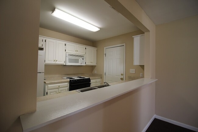 Building Photo - 3 bed / 2 bath home