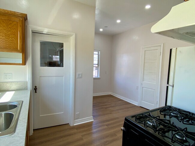 Kitchen - 411 N Vista St
