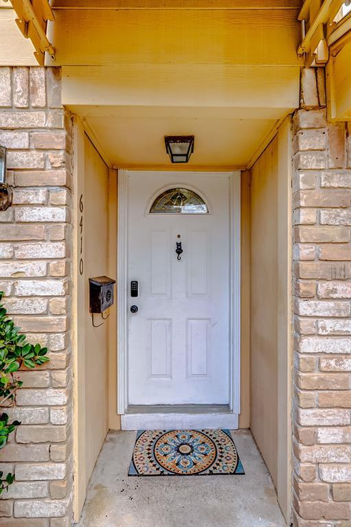 Building Photo - 6410 S Briar Bayou Dr