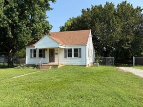 Building Photo - 419 E Summit St