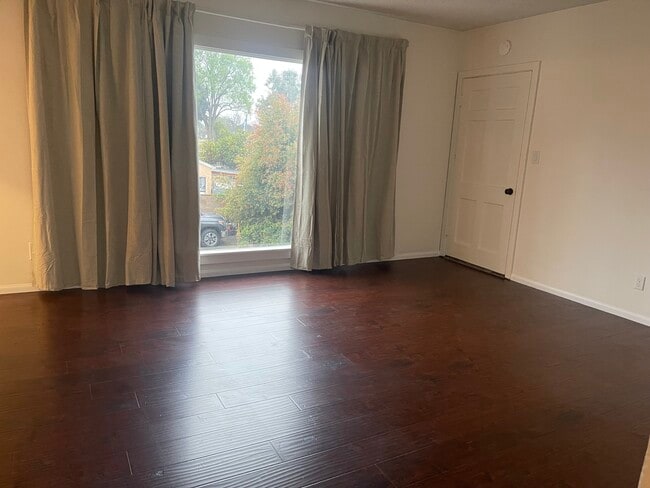 Sala de estar - 8991 Burke Ave