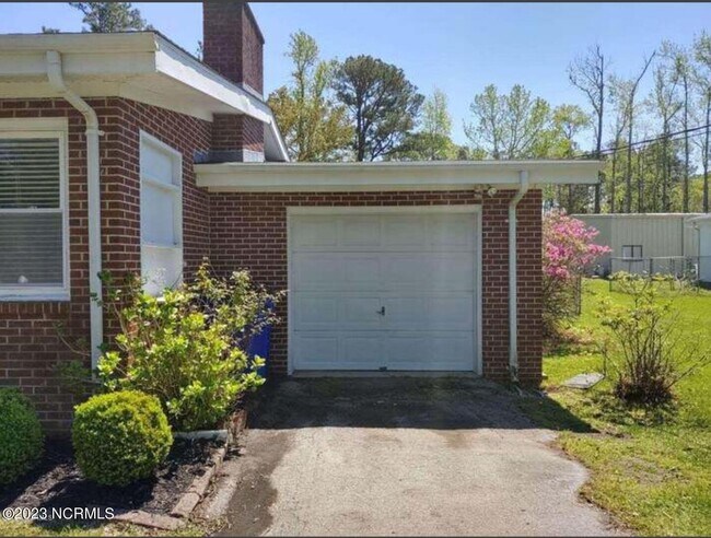 Building Photo - 2112 S Lakeview Dr