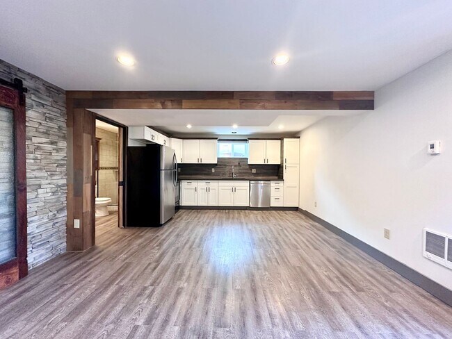 Building Photo - One Bedroom Apartment Located in a Quiet Two-Unit Home in North Portland!