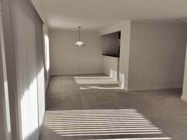 Building Photo - Villa La Jolla condominium, 2 pools and gr...