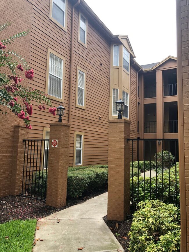 Foto del edificio - MOVE IN NOW! Nice 3rd floor 2 BD 2 BA cond...