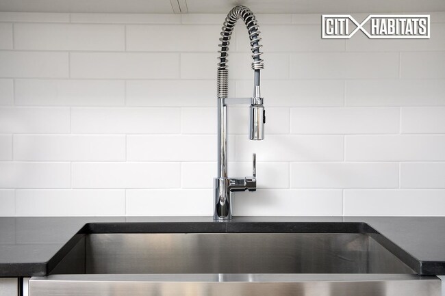 Building Photo - Astor Broadway