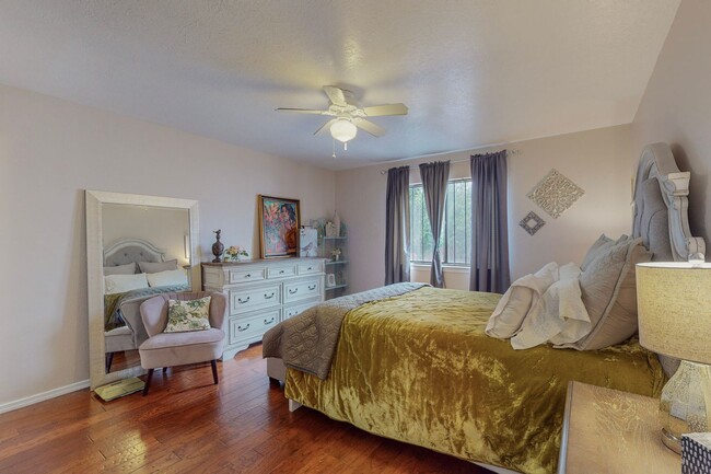 Building Photo - UNSER/LADERA 3 Bedroom  2 Bath  2 car gara...
