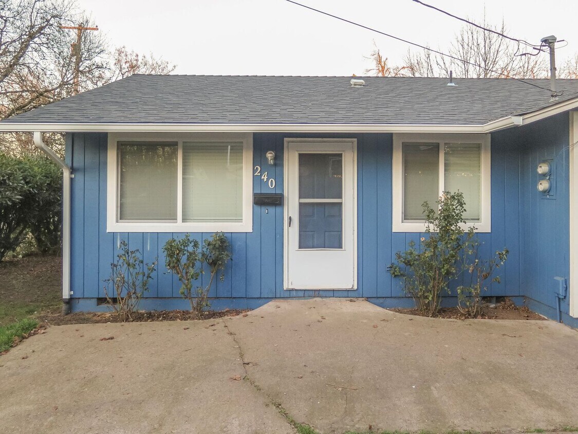 Foto principal - Updated 2 Bedroom Duplex in Salem Availabl...