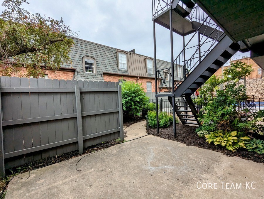Primary Photo - 4726 Belleview Ave