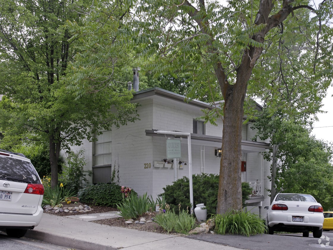Primary Photo - 220 Elizabeth St
