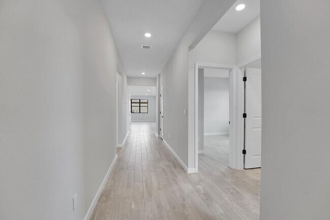 Building Photo - 845 SE Courances Dr