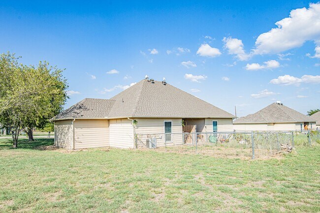 Foto del edificio - 3 bedroom 2 bath duplex in Weatherford ***  Move in Special $500.00 off first months rent***