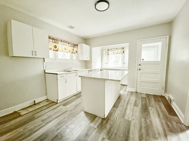 Building Photo - Beautiful Large family home