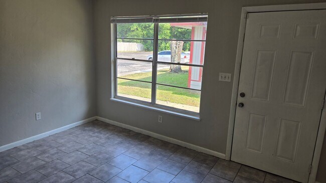 Building Photo - 2BR/1.5BA Close to the University of Flori...