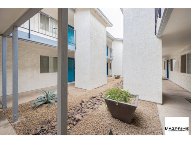 Foto del edificio - FREE FIRST MONTH'S RENT MOVE IN SPECIAL! Charming 1/1 Apartment in a Prime Phoenix Location - Lower-