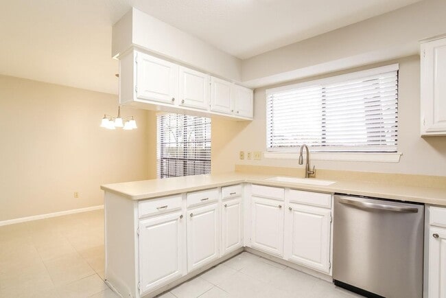 Building Photo - 30 Sylvan Forest Dr