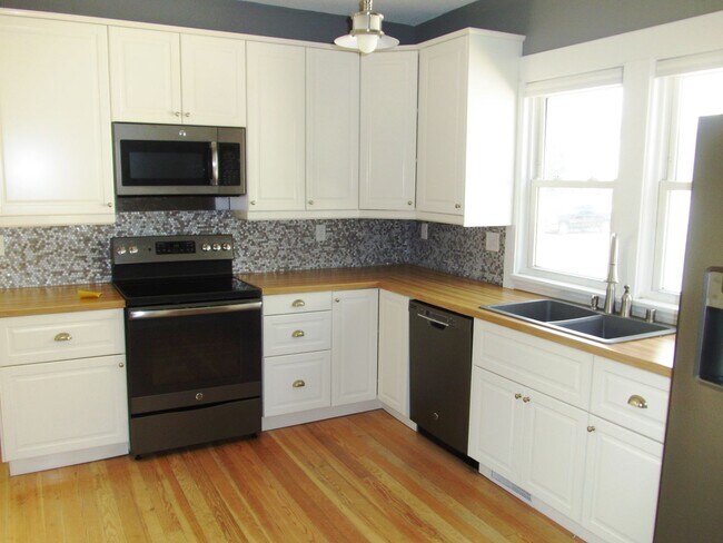 Building Photo - 313 4th Ave NW