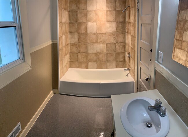 Building Photo - NW  2 BED UPPER NEAR LEONARD