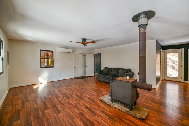 Foto del edificio - 12400 McDougal Rd