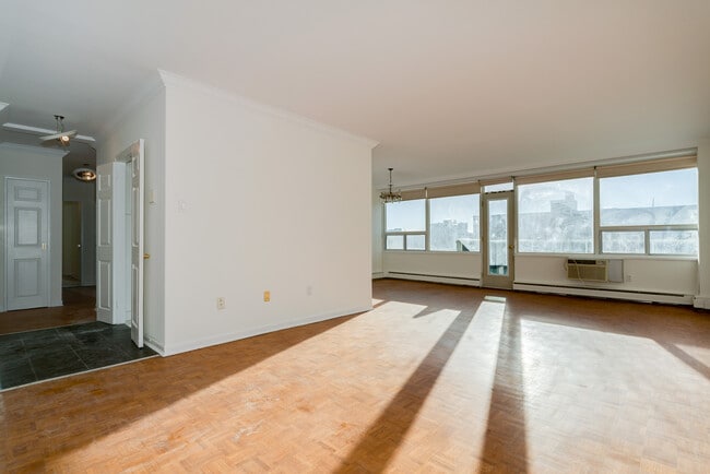 Building Photo - SUPER-SIZED superior suites in Forest Hill North