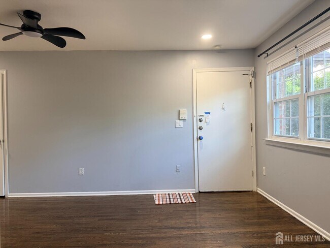 Building Photo - 128 College Dr