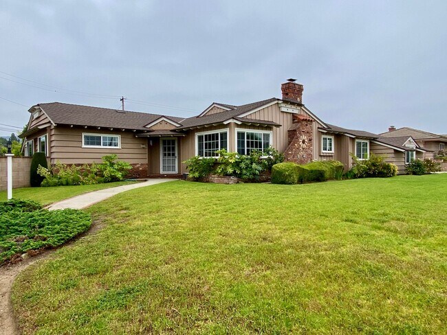 Foto del edificio - 3 Bed, 2.5 Bath Home Boasting with Character!