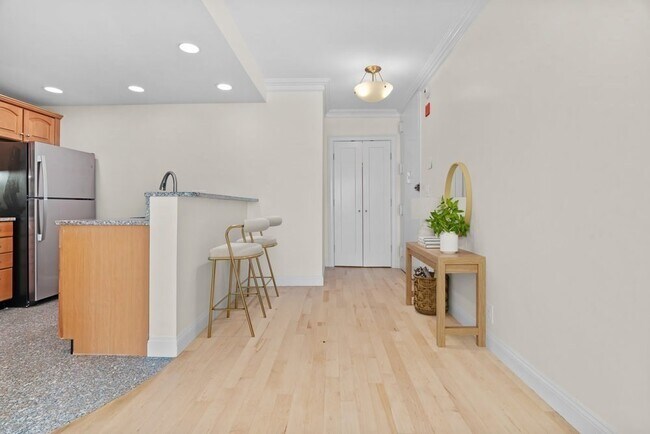 Building Photo - 65 E India Row