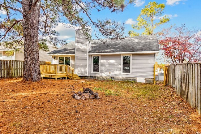 Foto del edificio - 3-Bedroom Retreat with 2 Full Baths in Fayetteville