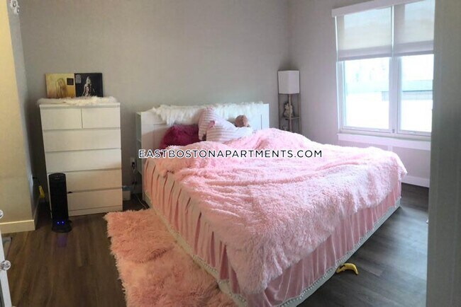 Foto del edificio - 80 Piers Park Ln