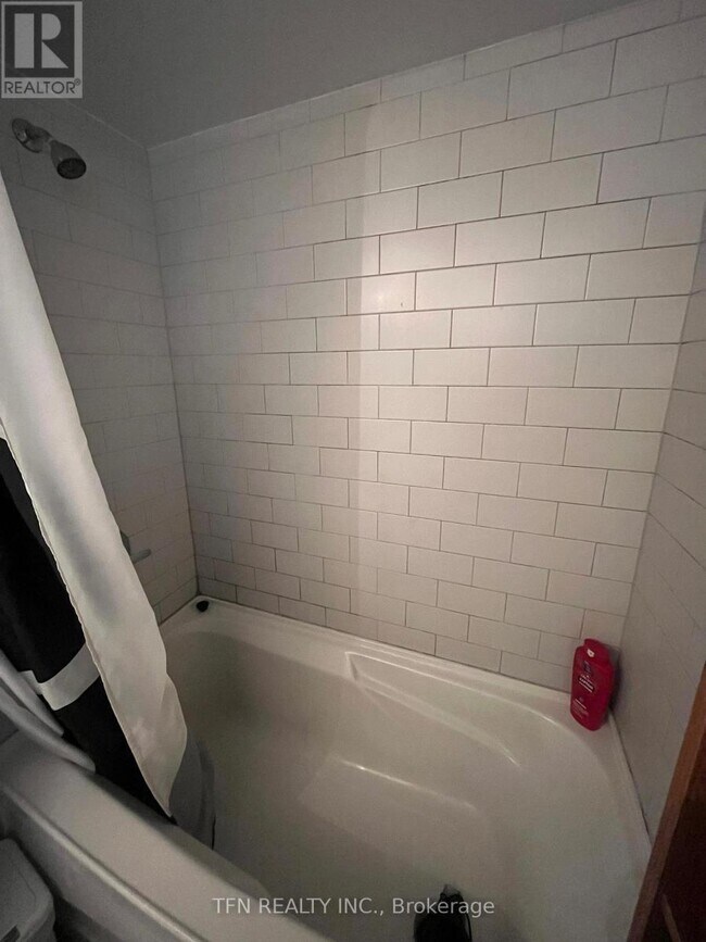 Photo du bâtiment - 230 King St E