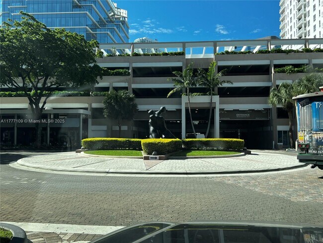 Building Photo - 540 Brickell Key Dr