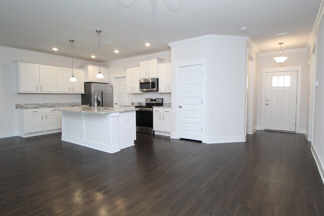 Foto del edificio - 3BR/2BA Cantonment New Construction Townhome with 2-Car Garage, Granite Kitchen & Low-Maintenance...