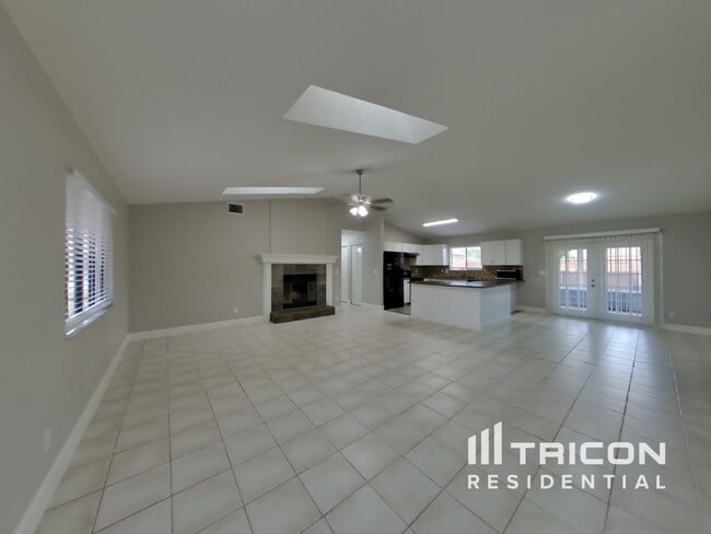 Building Photo - 2360 Date Palm Dr