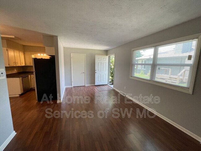Building Photo - 1345 E Elm St