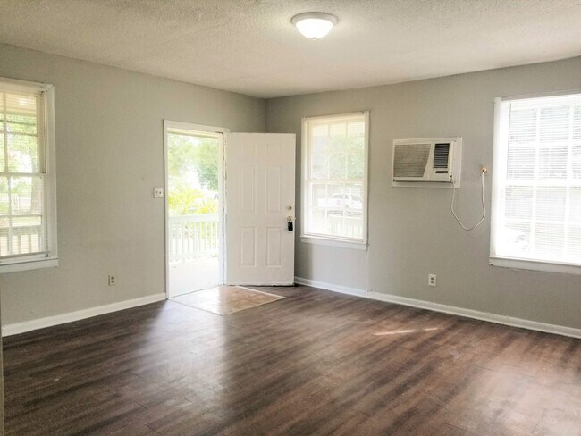 Foto del edificio - CHARMING TWO BEDROOM HOME MOVE-IN READY!!!