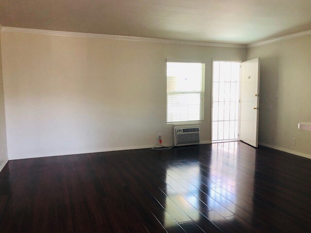 Sala de estar espaciosa - 1420 S Bedford St