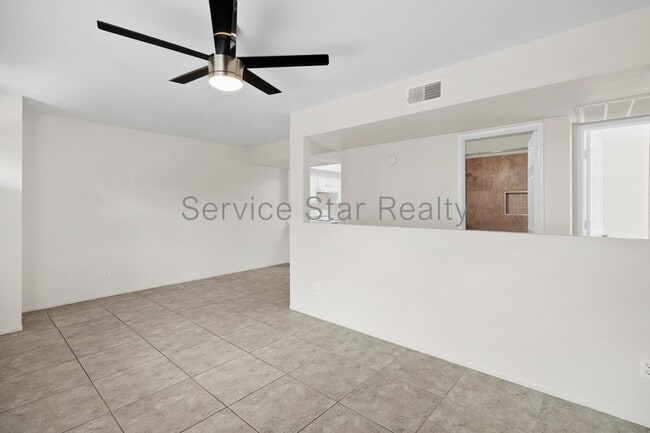 Building Photo - 10210 N 7th Ave