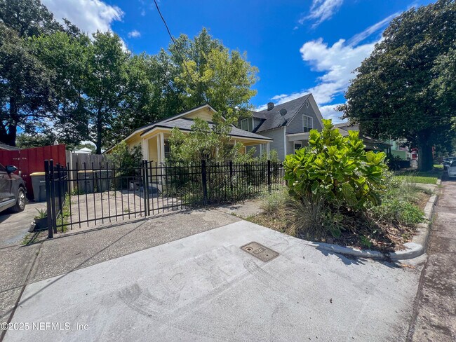 Building Photo - 426 Walnut Ct
