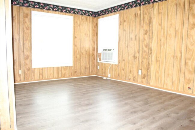 Building Photo - 707 E James Ave