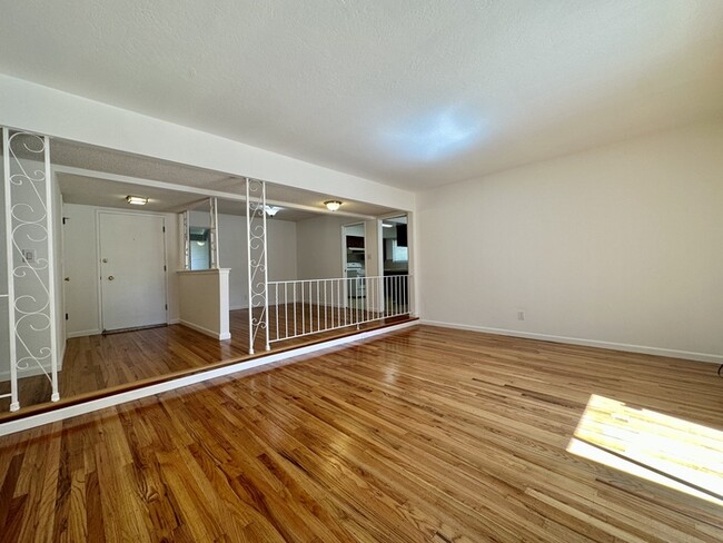 Building Photo - Beautiful 3 bedroom 2 bathroom home in Cit...
