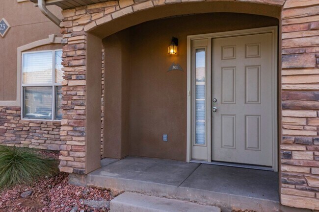 Building Photo - Hidden Valley Townhome For Rent!
