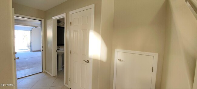 Building Photo - 15424 S 14th Pl