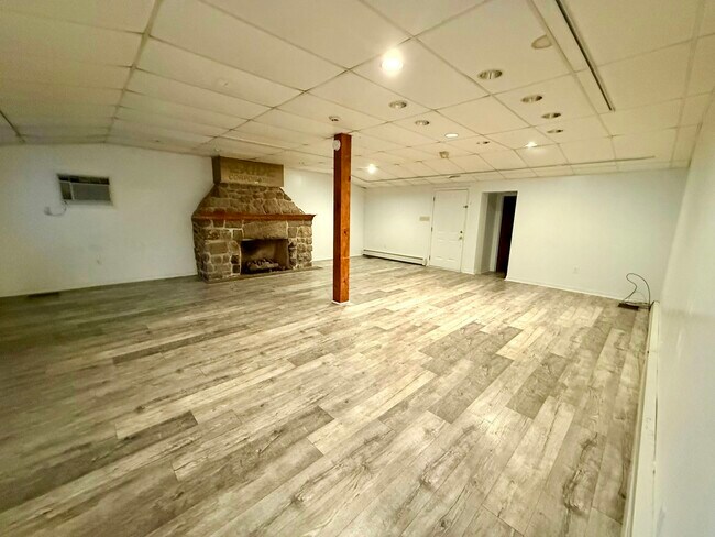 Foto del edificio - 145 Spring Valley Rd