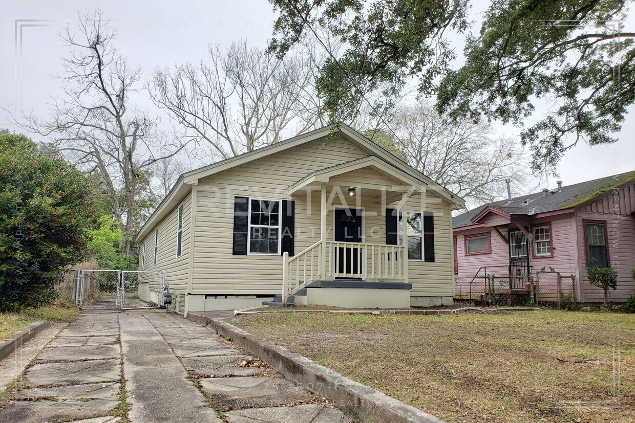 Primary Photo - Beautiful Renovated 4 Bedroom/2 Bathroom H...