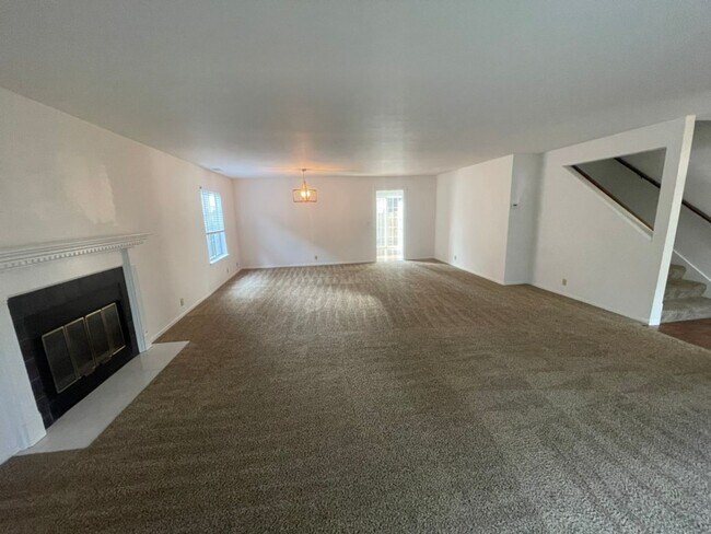 Foto del edificio - Large three-bedroom condo with huge Living...