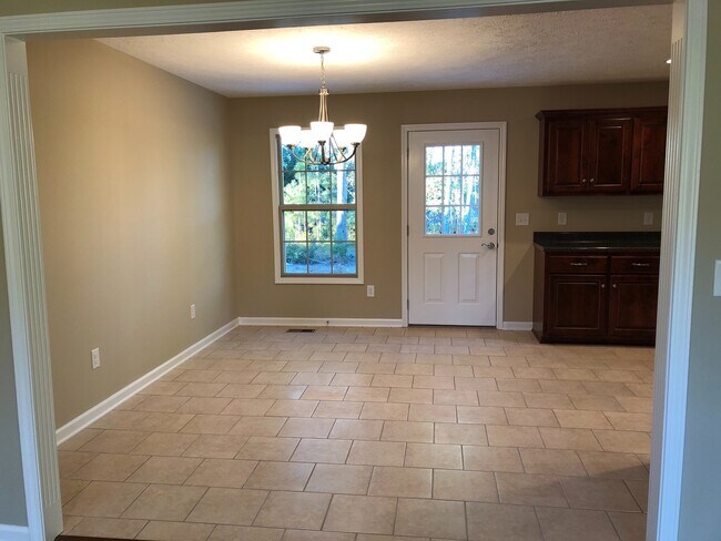 Building Photo - BEAUTIFUL HOME in Manchester Subdivision!