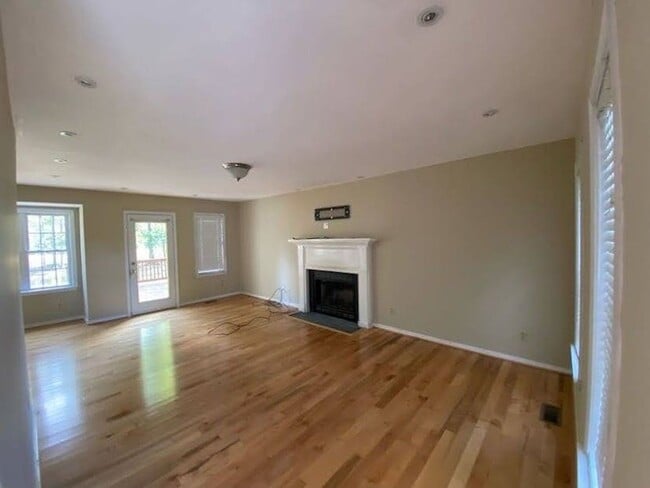 Building Photo - Luxurious 3 Bed, 2.5 Bath Transitional wit...