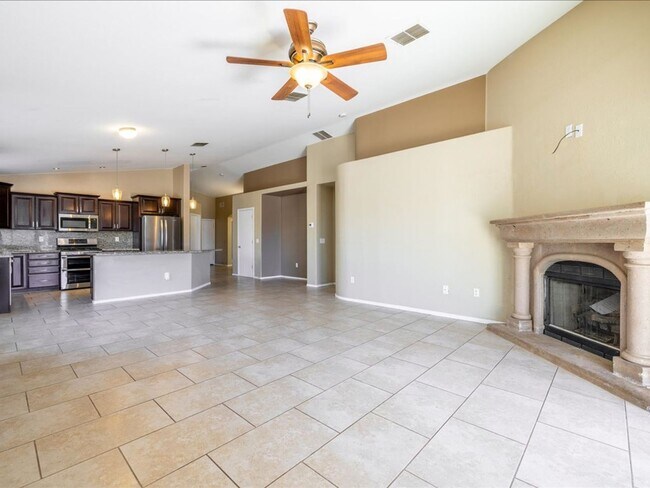 Foto del edificio - 3 Bedroom 2 Bathroom with Den!