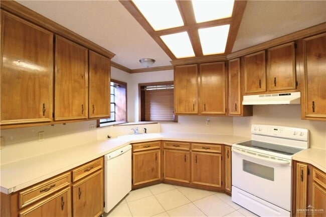 Building Photo - 2125 Sabinal St