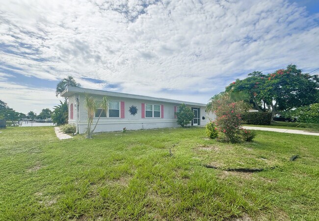 Building Photo - Waterfront Pool Home in Port Charlotte